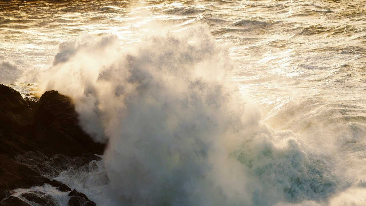 Olas rompiendo en el litoral gallego - Foto de 123RF/melendrez