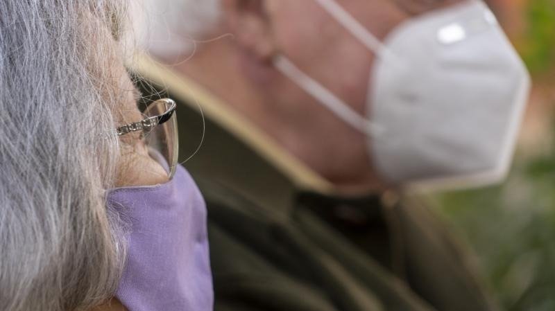 Imagen de dos personas mayores con mascarilla - Foto de Jorge Villa Bolaños/Servimedia