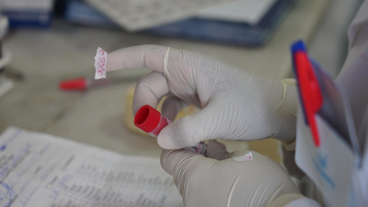 Manos de un sanitario que maneja material médico en Cabo Verde, país que acaba de declararse libre de malaria - Foto de la OMS
