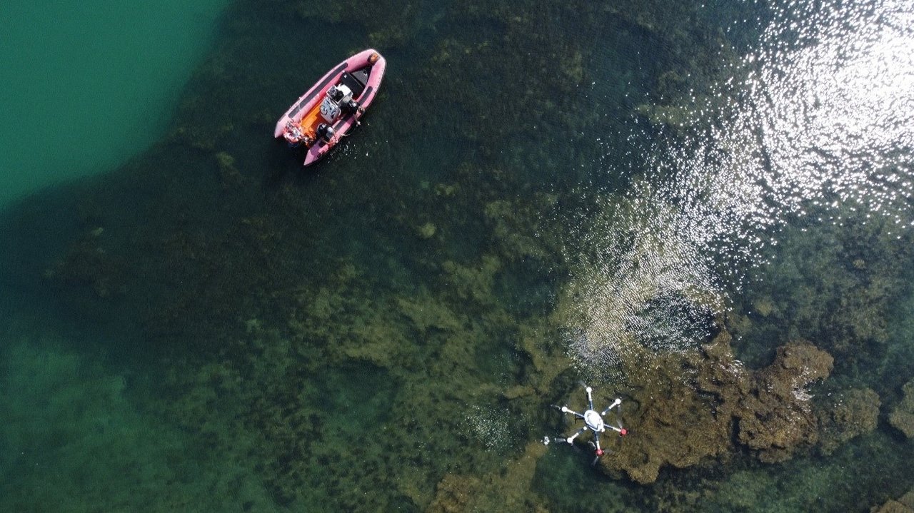 Un dron sobrevolando la costa - Foto del Consejo Superior de Investigaciones Científicas (CSIC)
