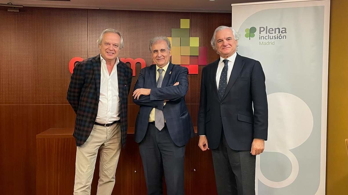 Los presidentes del CEIM (con Garrido primero por la derecha) y de Plena Inclusión - Foto de Plena Inlcusón Madrid
