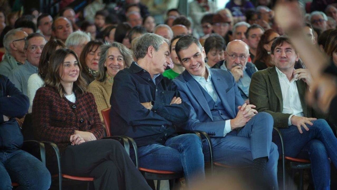 Sánchez y Zapatero conversan durante el acto en Bilbao - Foto del PSE-EE