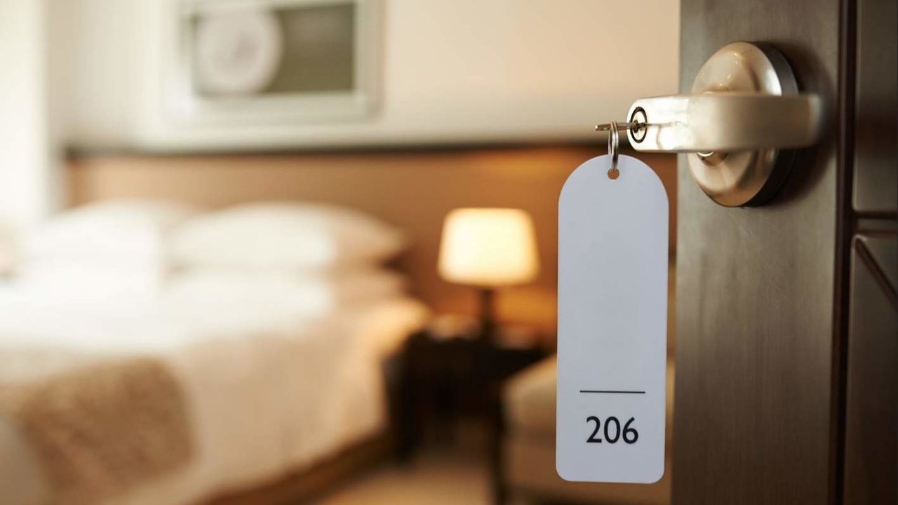 Turistas alojados en establecimientos hoteleros Madrid - DragonImages