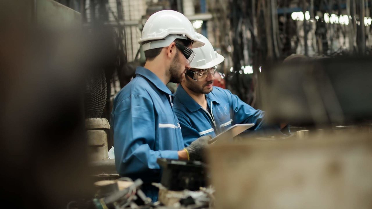 Trabajadores en una instalación industrial - Foto de 123RF/yozayo