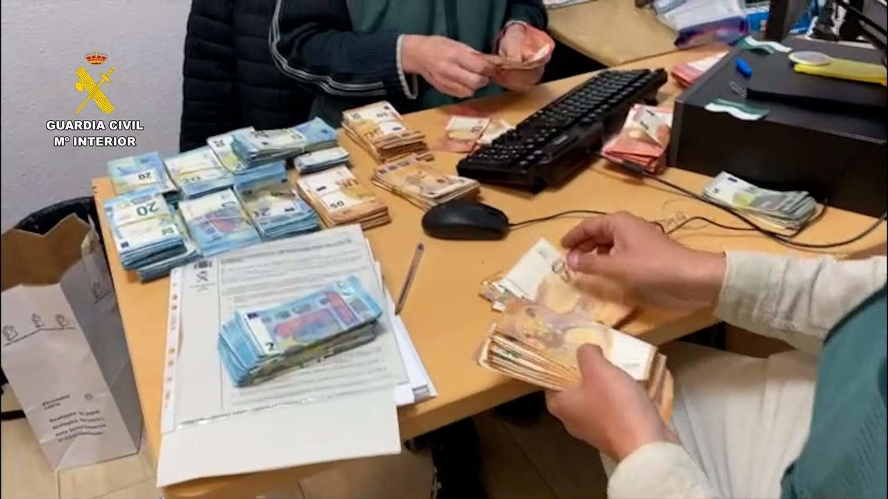Dinero en efectivo incautado en la operación -
 Foto de la Guardia Civil