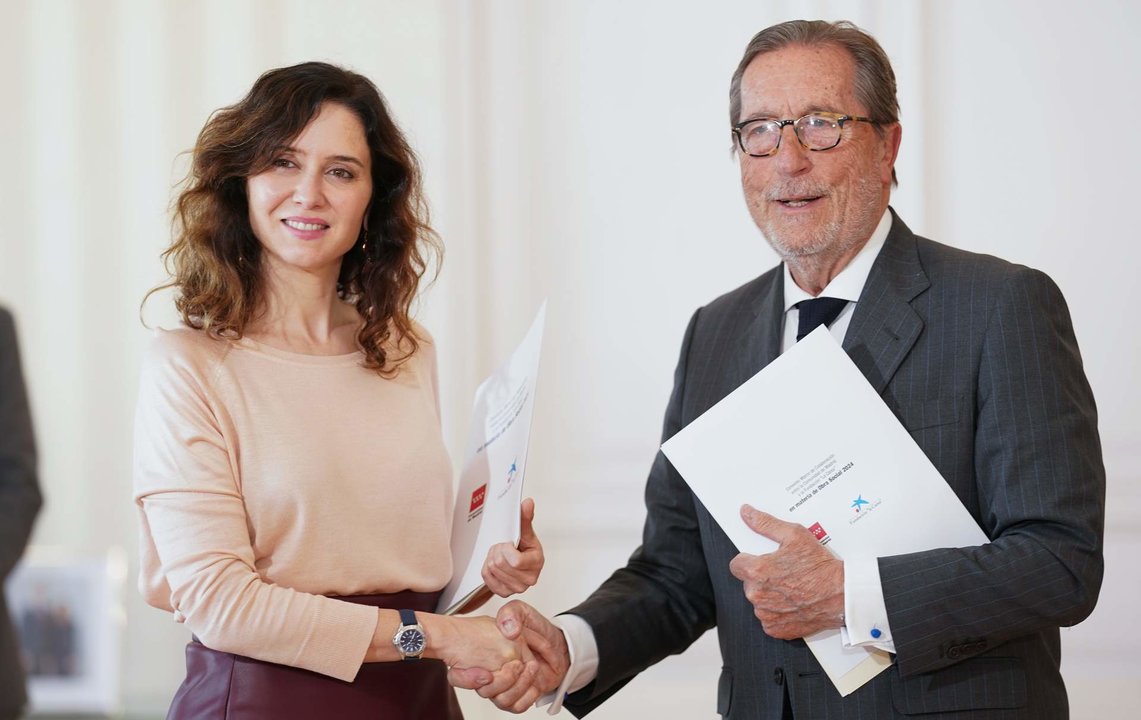 Isabel Díaz Ayuso y Antonio Vila Bertrán, en la firma del acuerdo - Foto Comunidad de Madrid