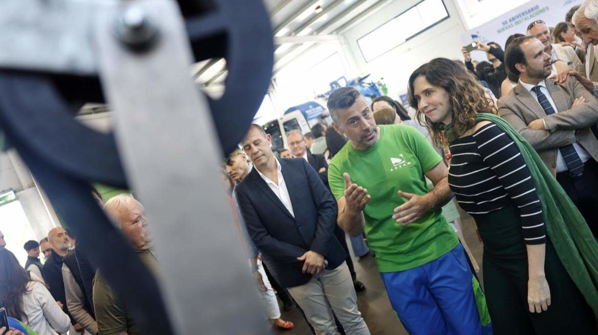 Díaz Ayuso en su visita a la empresa de limpieza industrial Arzam - Comunidad de Madrid