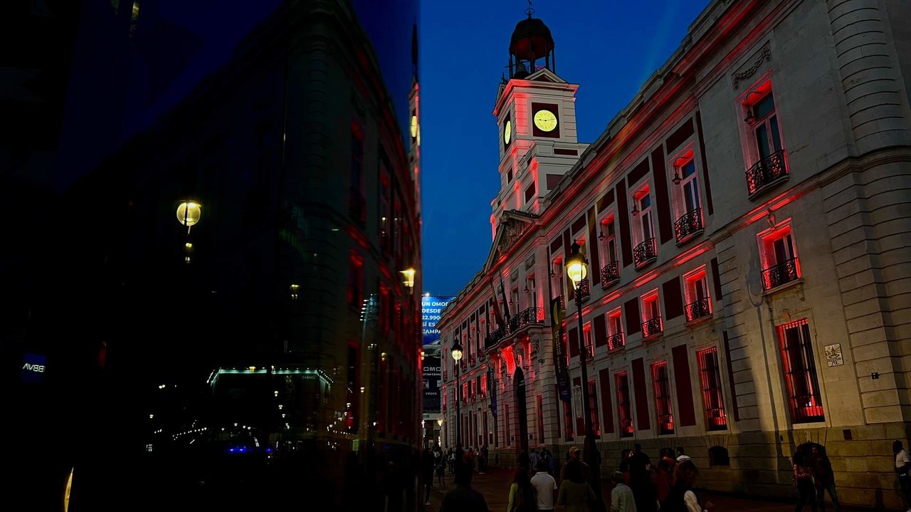 La Real Casa de Correos se ilumina de rojo por el Día Mundial de la Hemofilia - Comunidad de Madrid