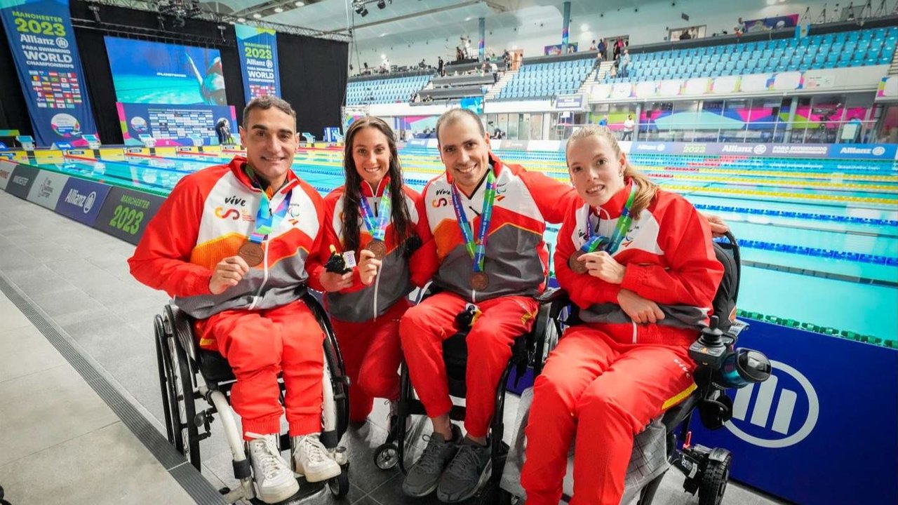 De izquierda a derecha, Miguel Luque, Sarai Gascón, Toni Ponce y Marta Fernández, en el Mundial de Natación de Manchester 2023 - Foto de CPE