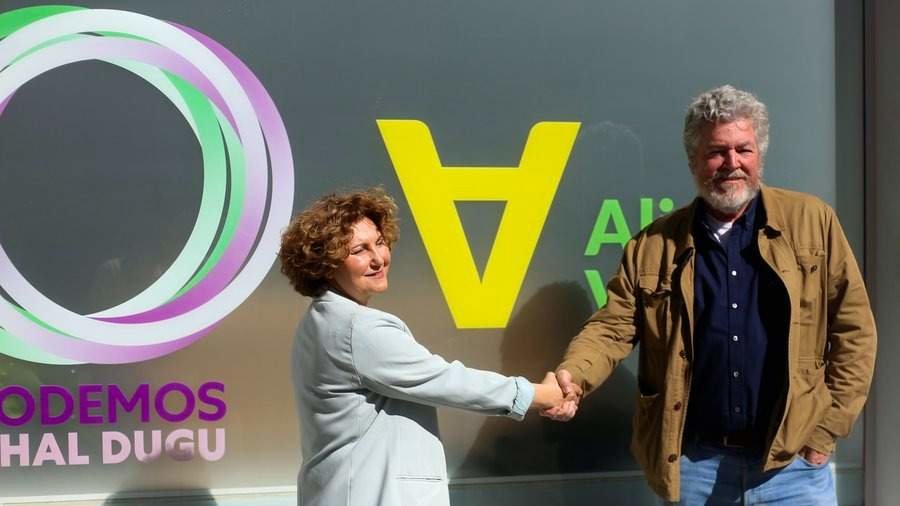 Pilar Garrido y Juantxo López de Uralde se dan la mano tras firmar el acuerdo de coalición - Foto de Podemos Euskadi