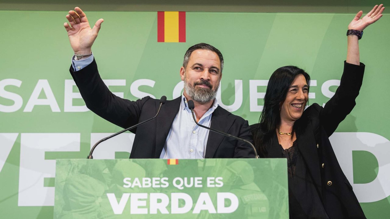 Santiago Abascal y Amaia Martínez en rueda de prensa desde Vitoria - Foto de Vox