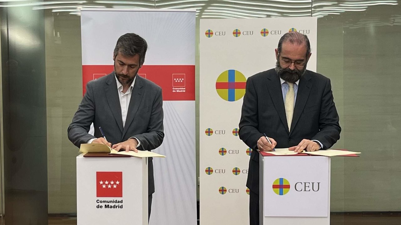 Firma entre García Martín y Bullón de Mendoza -  Comunidad de Madrid