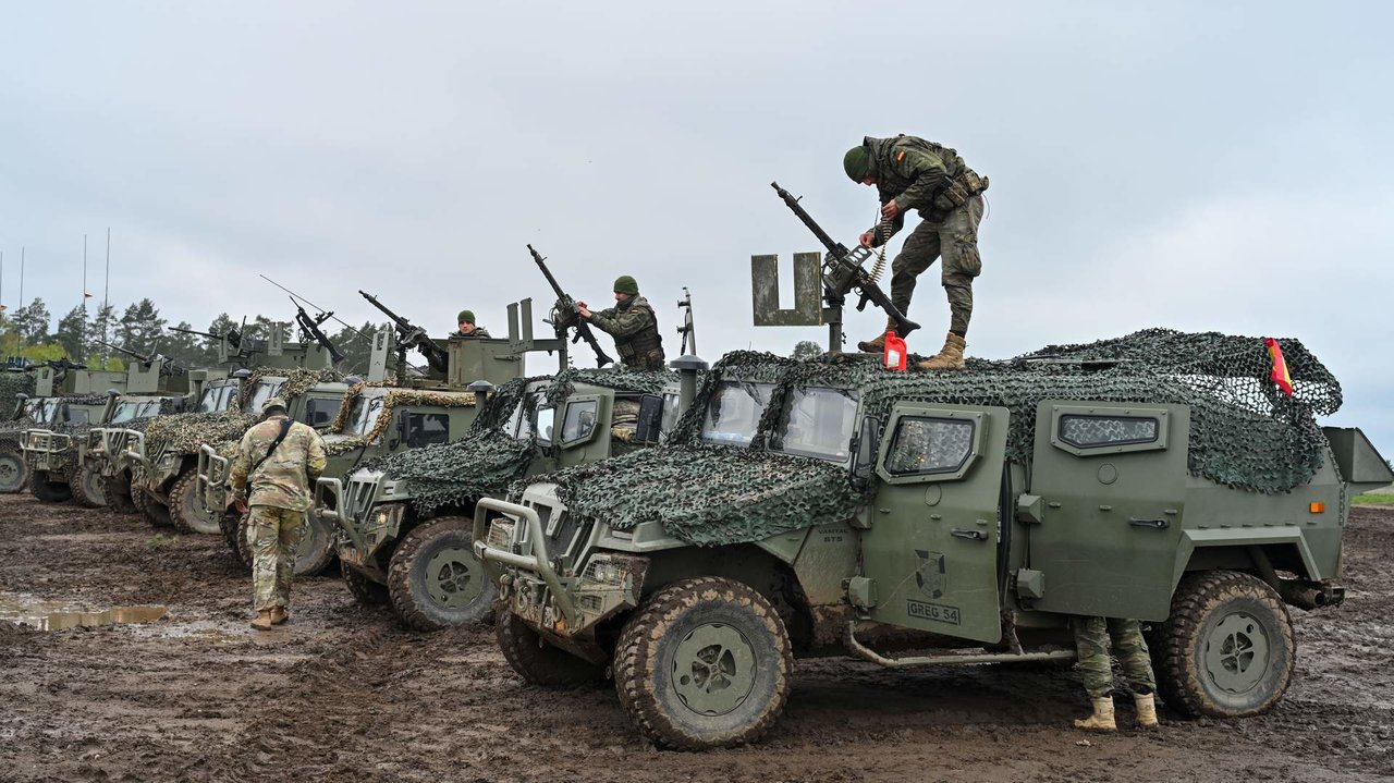 Militares españoles preparan sus armas durante el Saber Strike 24 en el área de entrenamiento de Bemowo Piskie, Polonia, el 17 de abril de 2024 - Foto de Staff Sgt. Randis Monroe/U.S. Army