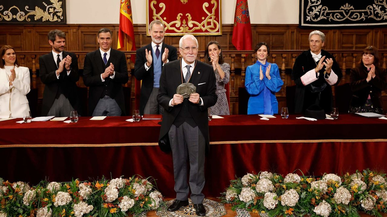 Díaz Ayuso, en la entrega del Premio Cervantes al escritor Luis Mateo Díez  - Comunidad de Madrid