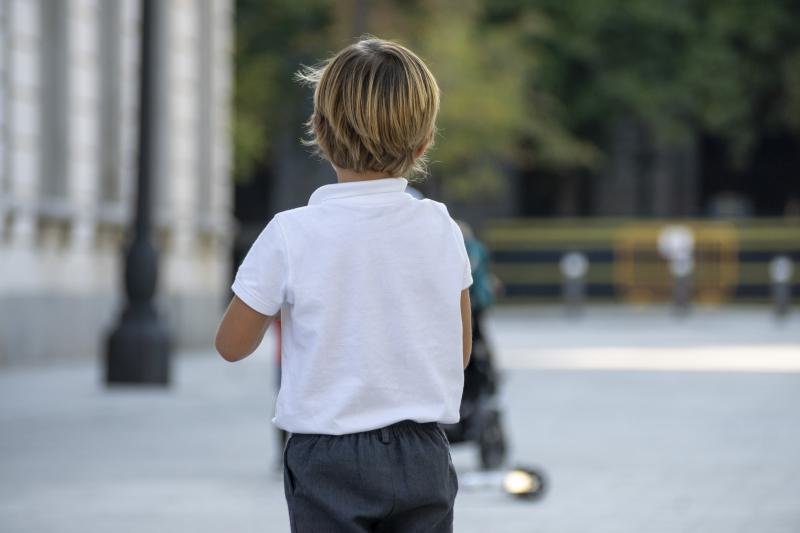 Imagen de un niño de espaldas - Jorge Villa/Servimedia