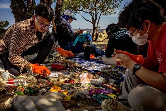Voluntarios de Greenpeace Indonesia registran datos sobre residuos plásticos de marca el pasado 20 de enero en Yakarta | Foto de Ezra Acayan/Break Free From Plastic