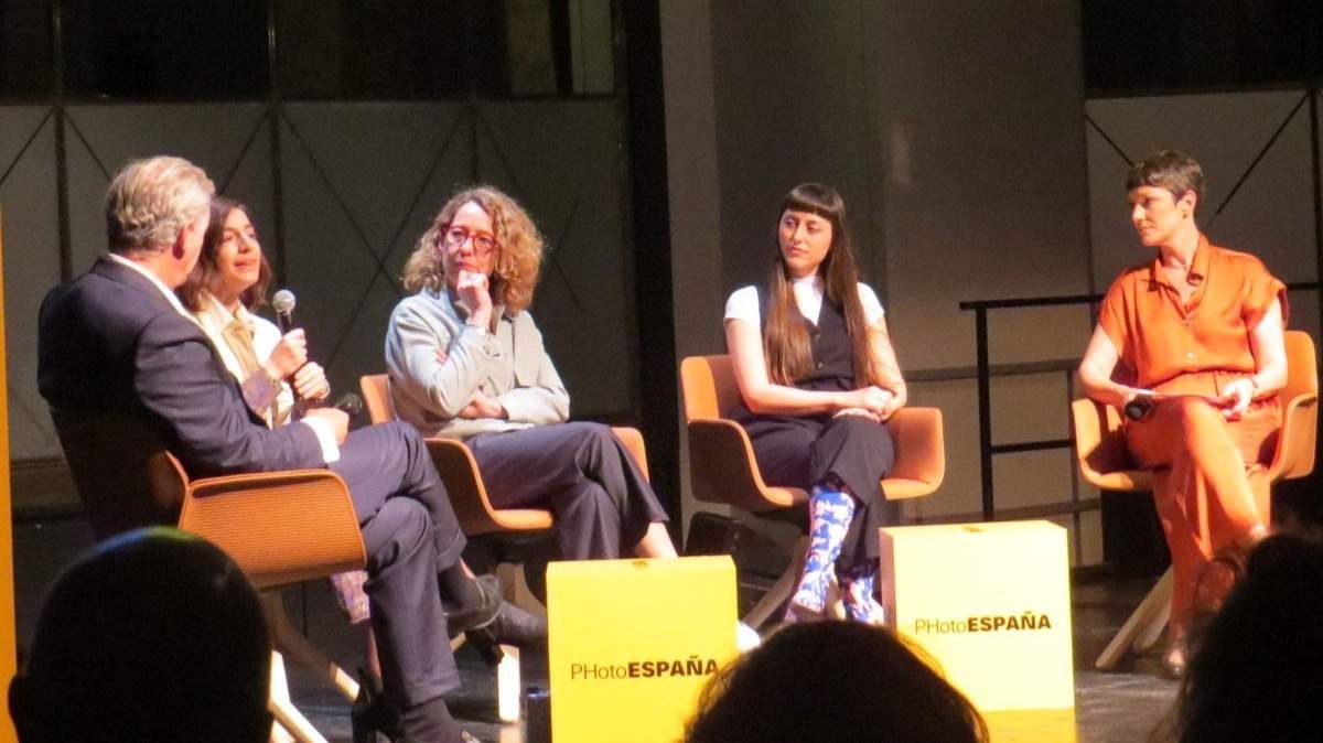 Joaquín Mollinedo; Gabi Stanislavsky,, con el micrófono, durante 
su intervención; Nuria Medina; Laura Sansegundo, y María 
Santoyo - José Belló